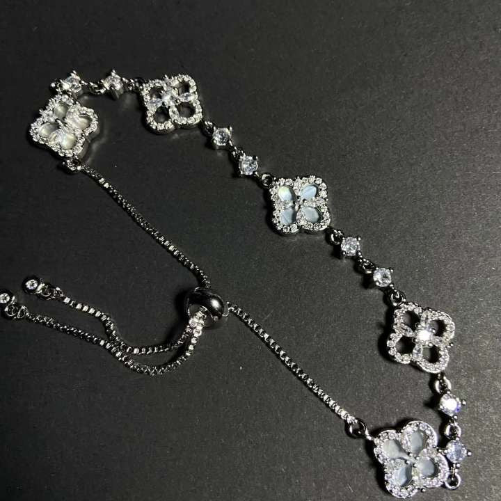 Bracelet Fleur Argenté – Élégance & Féminité