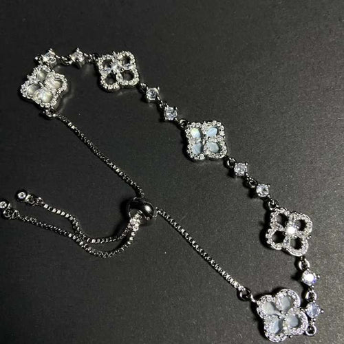 Bracelet Fleur Argenté – Élégance & Féminité